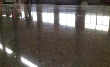 固化劑地坪和水磨石的性能特點各是什么？